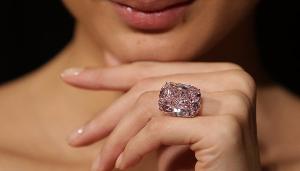 Крупнейший в мире розовый бриллиант не смогли продать на аукционе