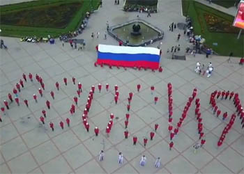 На площадь Белогорска вынесли огромный флаг и выстроились в слово Россия