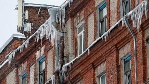 Уголовное дело возбуждено после падения глыбы льда на ребенка в Петербурге