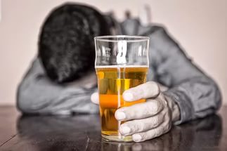 Число смертей от отравления алкоголем в новогодние праздники сократилось на 65% 