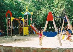 В Белогорске во дворах многоквартирных домов устанавливают детские игровые комплексы