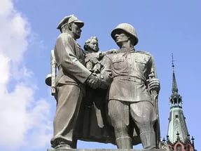 В Москве предложили перевезти советские памятники из Польши в Россию  
