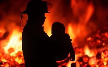 Двухлетний ребёнок погиб при пожаре в Амурской области 