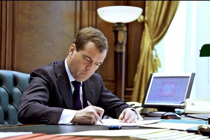 Медведев выделил допсредства на закупку машин скорой помощи и школьных автобусов  