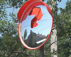 В Белогорске вандалы разбили обзорное дорожное зеркало