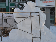 На площади им.30-летия Победы Белогорска режут снежные фигуры 