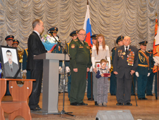 Вдове погибшего в Сирии солдата в Белогорске вручили Орден Мужества