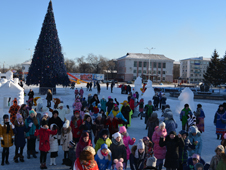 На центральной площади Белогорска убирают новогоднюю ель