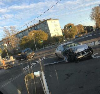 Грузовик и «легковушка» не поделили перекресток в Белогорске