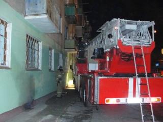 В Белогорске из горящей квартиры пожарные спасли мать с двумя детьми