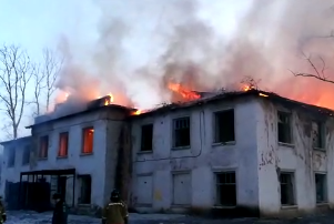 В Белогорске уже три часа тушат здание бывшей районной милиции