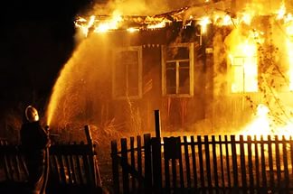 В Хабаровске четырех человек нашли убитыми в сгоревшем доме