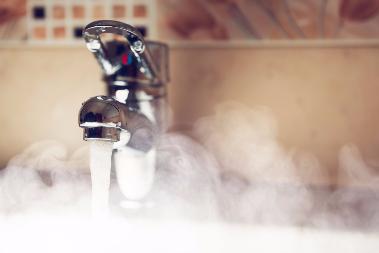 Минздрав допустил снижение температуры горячей воды в жилых домах 