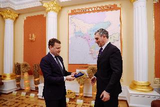 Министр Алексей Чекунков вручил Василию Орлову ведомственную награду «За заслуги в развитии Дальнего Востока»