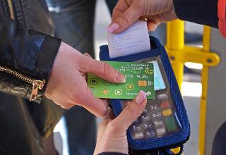 Проезд в автобусах Белогорска вновь можно оплатить банковскими картами