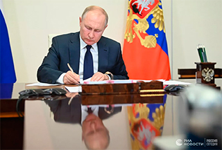 Путин подписал указ об учреждении звания "Мать-героиня"