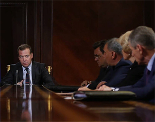Медведев потребовал разобраться с сообщениями о росте цен на бензин