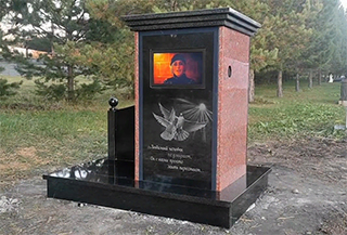 В Новосибирске появился первый погребальный памятник с телевизором