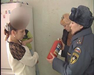 Неблагополучным семьям Белогорска вручают огнетушители