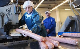 Производители мясных изделий попросили правительство помочь повысить цены 
