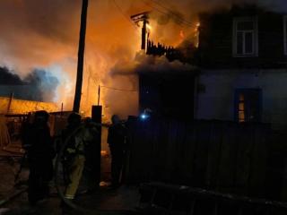 В Благовещенске ночью сгорел барак: несколько семей остались без крова