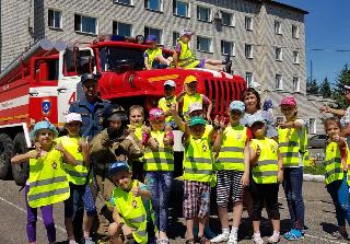  Пожарные Белогорска провели игру-эстафету «Готовность 01» для детей