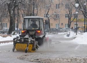 В Белогорске коммунальщики убирают снег