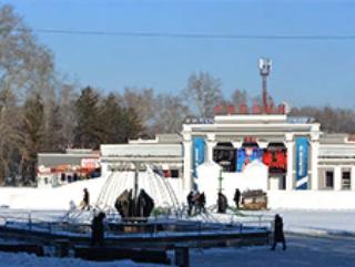В Белогорске на площади устанавливают "Альпийскую" ель