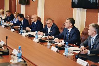 Василий Орлов выслушал инициативы депутатских фракций Законодательного Собрания области