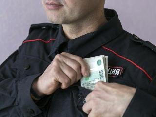 Полицейского из Тынды задержали по подозрению во взятке