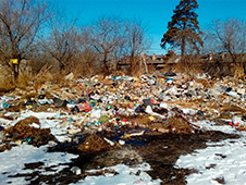 Крышу спортшколы "Белогорец"   жители "Сосновки" закидывают мусором