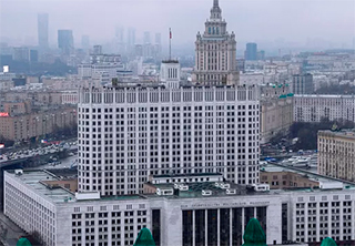 Правительство выделит почти 1 млрд рублей на закупку госсимволов в школы