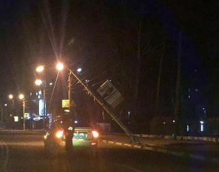 В Белогорске водитель снес фонарный столб