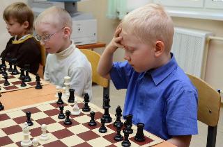 В Белогорском клубе «Храбрая пешка» детей с 5 лет учат играть в шахматы