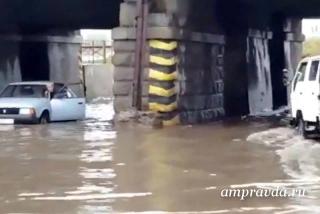 Вышедшая из берегов река топит центр Шимановска: блокирован проезд под мостом