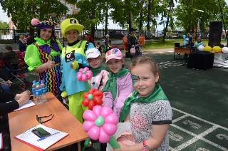 Пестрые зонтики, аниматоры, фейс-арт и шаромоделирование: в Белогорске детям подарили праздник