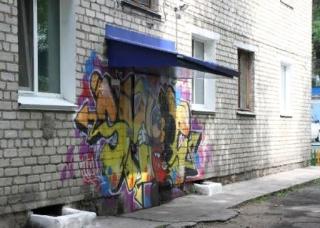 В Белогорске подросток расписал вход в подъезд граффити по заказу «управляйки»