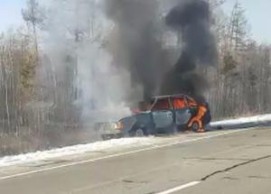 На трассе под Шимановском сгорел брошенный автомобиль