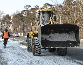 В Белогорске продолжаются работы по очистке города от снега и наледи