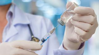 Прививки от COVID-19 ставят медработникам Белогорска