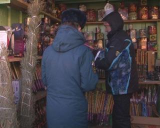 Продавцов елок и пиротехники проверили в Белогорске