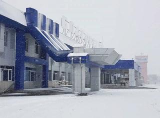 Благовещенский аэропорт из-за затянувшегося снегопада второй день не может принимать самолеты