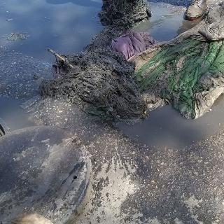 Причиной засора канализационного коллектора в Белогорске стали две куртки и одеяло
