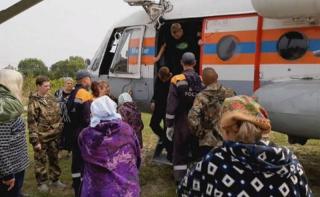 Жителей Норска на вертолетах и автобусах возвращают в поселок