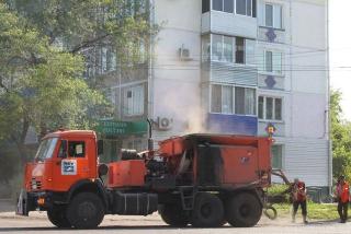 В Белогорске теплая погода позволила продолжить ямочный ремонт дорог и обновить разметку