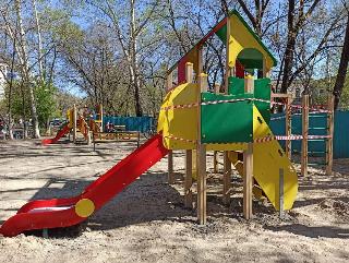 Во дворах МКД Белогорска началась установка детских площадок