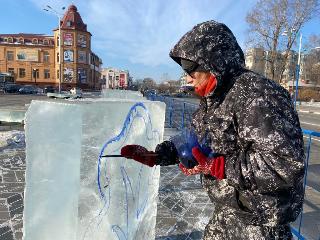 В Белогорске приступили к изготовлению ледовых фигур