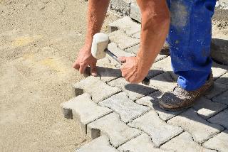 В Белогорске продолжают строить новые тротуары