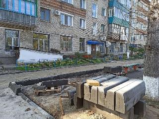 В Белогорске благоустраивают двор МКД по решению жильцов