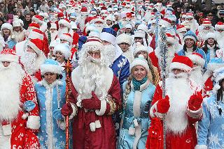 20 декабря последний день приема заявок на участие в шествии Дедов Морозов и Снегурочек в Белогорске